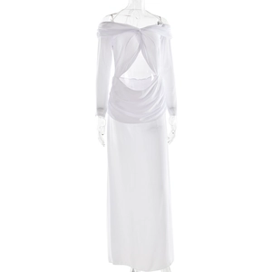 Détail d'une robe longue blanche à épaules dénudées avec nœud frontal et découpe