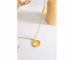 Macro de este collar de la suerte bañado en oro de 18 quilates con colgante de cara sonriente