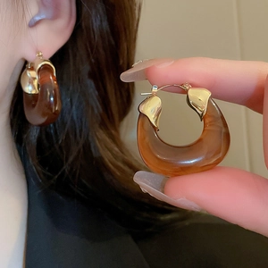 Retro amber acrylic U-shaped geometric earrings with gold textured metal clasp