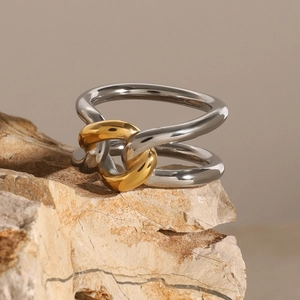 Anello a nodo minimalista in acciaio 18k bicolore oro e argento su una base di pietra