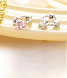 Detail von silbernen Huggie-Ohrringen mit rosa Zirkonia und 6mm Innendurchmesser
