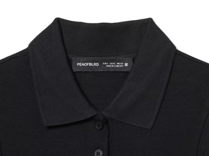 Detailansicht eines ärmellosen Polo-Kleids mit Rippstrick-Struktur und schwarzen Knöpfen