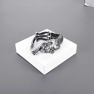 Vista dettagliata del bracciale a testa di tigre argento vintage con trame retrò