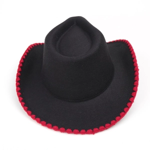 Détail du chapeau de cowboy en feutre noir avec coutures tressées rouges sur le bord