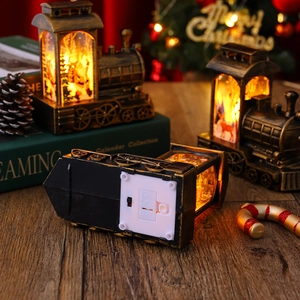 Gros plan d'une lanterne de train de Noël vintage en bronze avec lumière LED chaleureuse