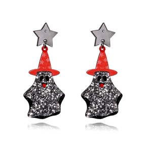 Detailopname van Halloween spook oorbellen met glittertextuur en rode heksenhoed