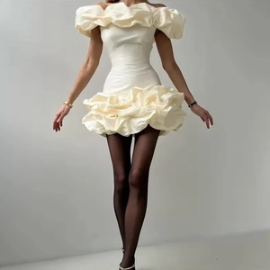 Completo top con spalle scoperte bianco panna e gonna a balze con drappeggi 3D