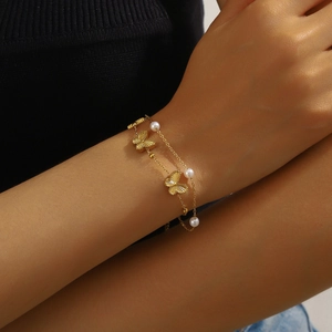 Bracciale a doppia catena dorata con ciondoli a farfalla e perle eleganti da donna