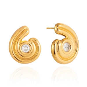 Boucles d'oreilles spirales dorées avec zircons sur un fond blanc épuré et net