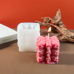 Detail van siliconen mal en 3D schedelkaars voor creatieve doe-het-zelf Halloween deco
