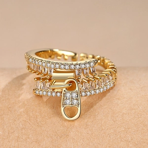 Anillo ajustable bañado en oro con forma de cremallera, circonitas y un corazón