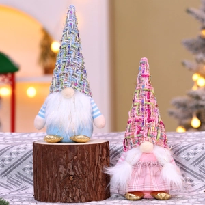Détails des gnomes de Noël avec chapeaux en tweed et pieds métalliques sur support en bois