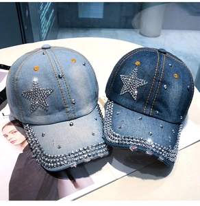 Detailansicht der Denim-Basecap mit Strassstern und silbernen Nieten-Verzierungen