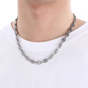Dettaglio di una collana a maglie naso di maiale in argento indossata da un modello
