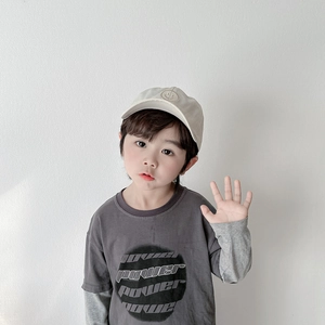 Détail de la casquette beige pour enfant avec broderie smiley et tissu à séchage rapide