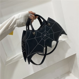 Gothic Fledermaus PU Leder Umhängetasche mit Spinnennetz Nähten und Vintage Kreuz Beschlägen.