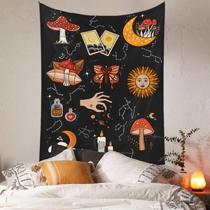 Detail eines böhmischen Wandteppichs mit Sonne, Mond und Pilzen in einem gemütlichen Raum