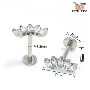 Détail de piercing labret en titane G23 avec zircon marquise, tige 1,2mm et longueur 8mm