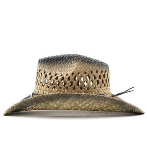Détail d'un chapeau de cowboy en paille tressée avec dégradé gris et lien perlé