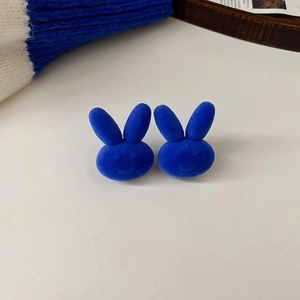 Orecchini a forma di coniglio floccati blu con texture in velluto per gioielli di moda