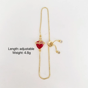 Elegante bracciale dorato regolabile con cuore di zircone rosso e dettaglio corona