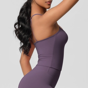 Dettaglio di un reggiseno sportivo viola scuro con spalline sottili e schiena scoperta