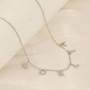 Collier en acier titane poli avec breloques lettres argentées et pendentif géométrique
