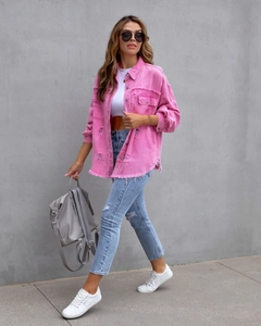 Detailansicht der rosa Jeansjacke mit ausgefransten Kanten und destroyed-Effekten