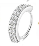 Detailopname van een zilveren neusring met drie rijen micro-pave witte zirkoonstenen