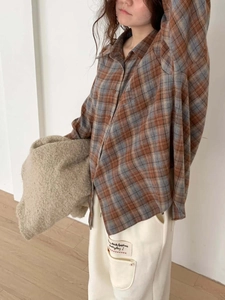 Gros plan sur la texture d'une chemise à carreaux marron avec tissu brossé doux