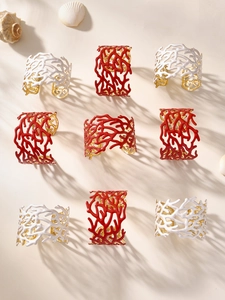 Détail de manchettes en émail corail rouge et blanc avec intérieur plaqué or brillant