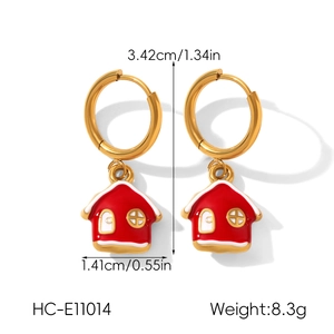 Détail de pendentifs maison rouge sur créoles dorées montrant la taille 3,42x1,41 cm