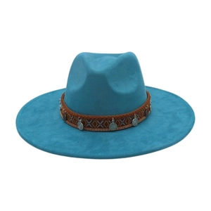 Chapeau Fedora bleu à large bord avec ruban ethnique et breloques de pièces de monnaie