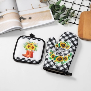 Dettaglio del set guanto da forno con girasoli e motivo a scacchi per cucina
