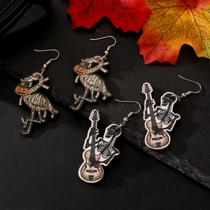 Details von Halloween Holzohrringen mit Mumien-Flamingo und Gitarren-Skelett Motiven