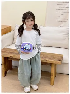Détail du sac bandoulière violet pour enfants avec imprimé voiture de police mignon