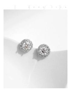 Vue macro des boucles d'oreilles halo en argent 925 avec des accents de moissanite brillante