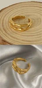 Dettaglio dell'anello regolabile a doppio strato in acciaio inossidabile dorato 18K