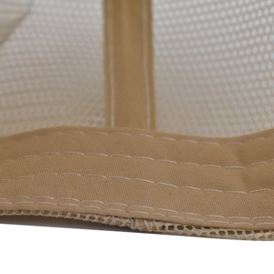 Détail du tissu en maille respirante et des coutures sur un chapeau de soleil kaki