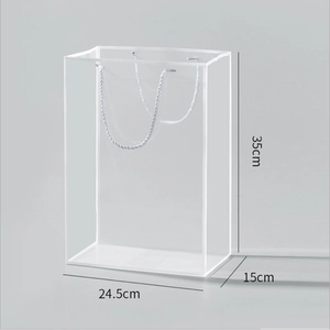 Detailed view of clear acrylic gift bag with white handles and 24.5x15x35cm dimensions