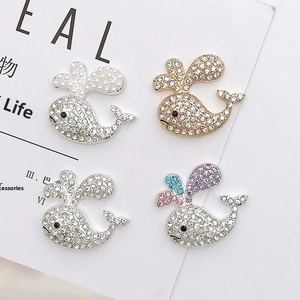 Lot de quatre accessoires baleine en alliage avec perles et cristaux en finitions or et argent