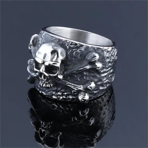 Vue macro de la bague tête de mort argentée vintage avec relief et reflets sur le fond