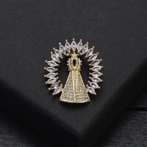 Collier avec pendentif figure religieuse dorée et zircons cubiques taille marquise