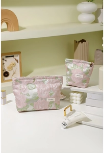 Lot de trousses à maquillage en jacquard avec motif de roses et détail de fermeture éclair