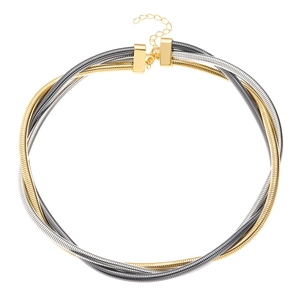 Dettaglio di un choker in metallo bicolore con trama intrecciata oro e argento e chiusura