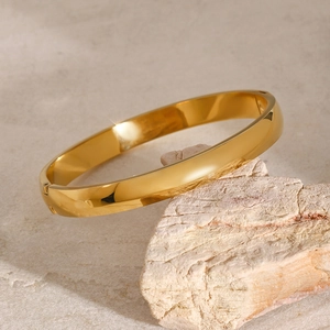 Vista macro dettagliata di un bracciale in acciaio inossidabile dorato con cerniera