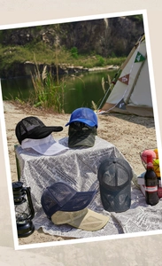 Outdoor-Campingszene mit verschiedenen Farben atmungsaktiver Mesh-Baseballkappen für den Sommer