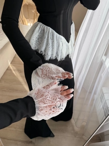 Detailansicht der eleganten Wimpernspitze an diesem figurbetonten Langarmshirt