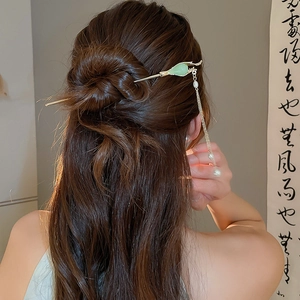 Détail d'un pic à cheveux avec feuille de jade verte, perle et longues pampilles