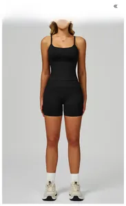 Détail de l'ensemble de sport noir sans couture haute élasticité avec bretelles croisées